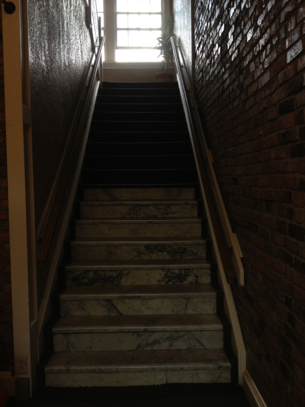 photo of the steep dark stairwell inside the front entrance of The College Inn